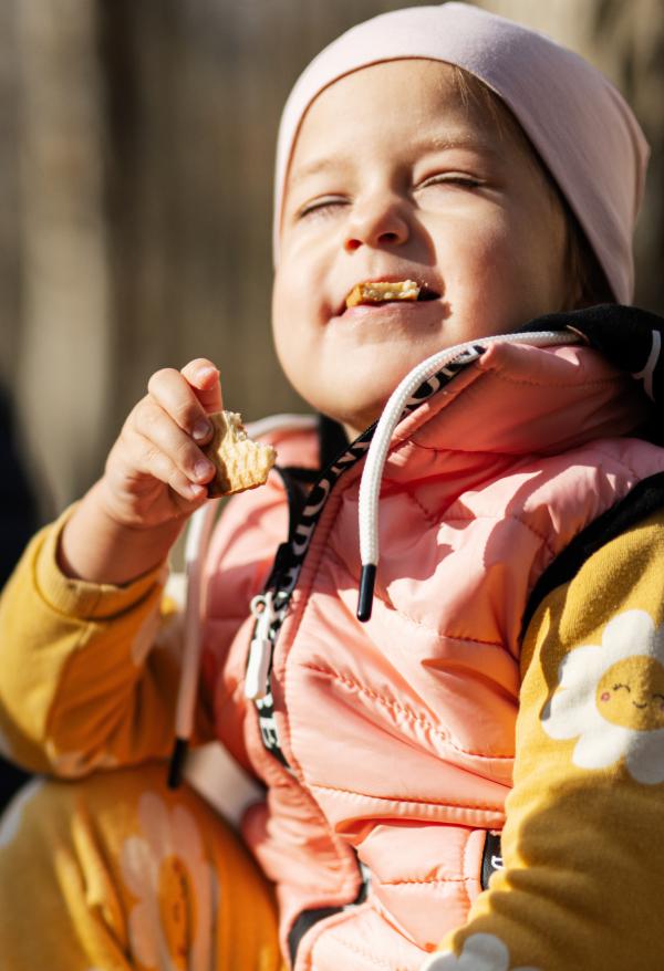 Kind mit Cracker - Kiosk Handel